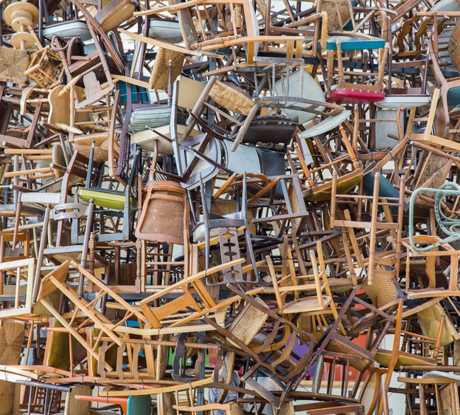 Stoelen in chaos