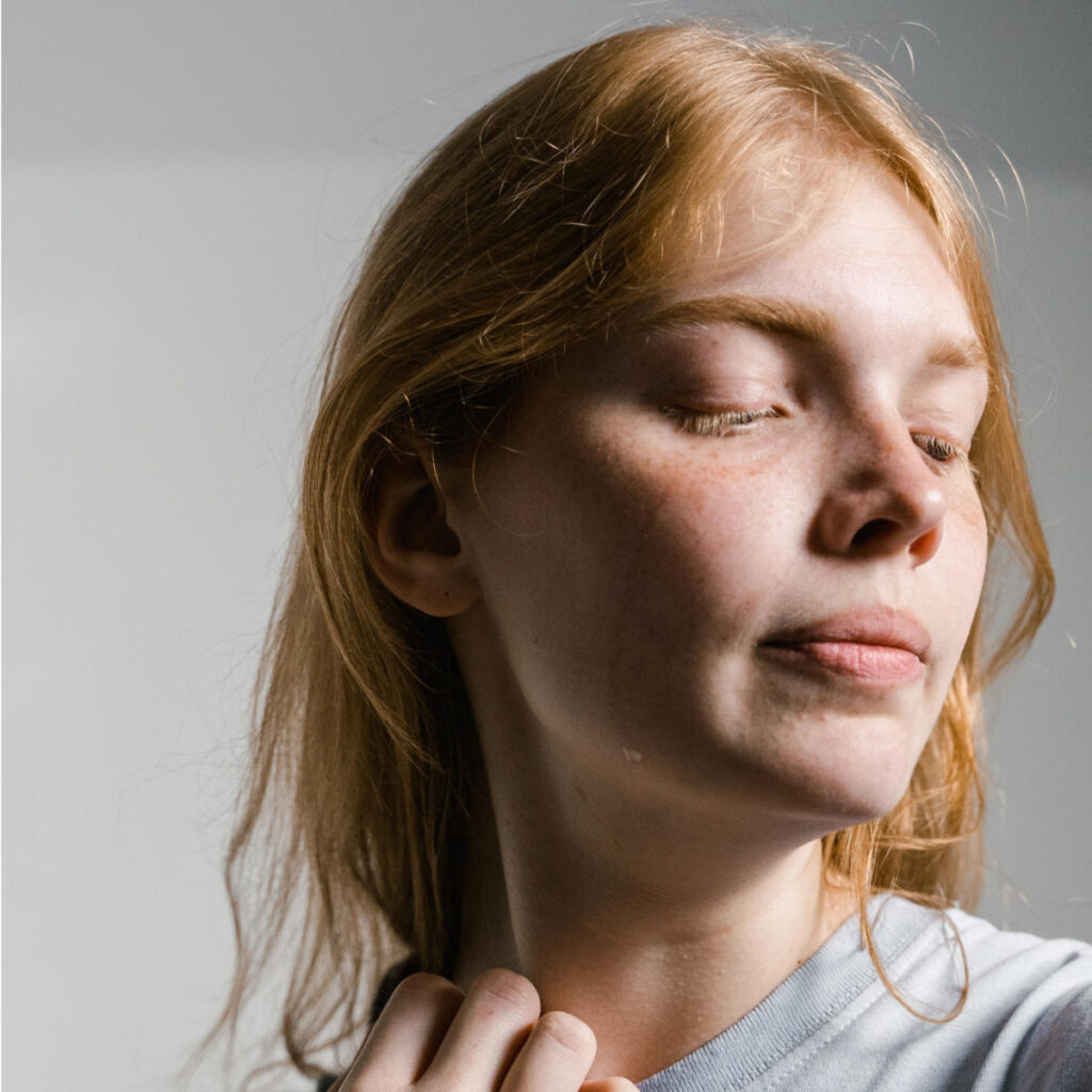 Portretfoto vrouw met ogen dicht om te illustreren angst te omarmen